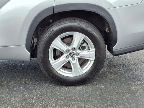 Used 2025 Toyota Highlander LE FWD image 10