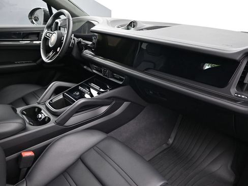 Certified 2025 Porsche Cayenne Turbo GT AWD/4WD image 14