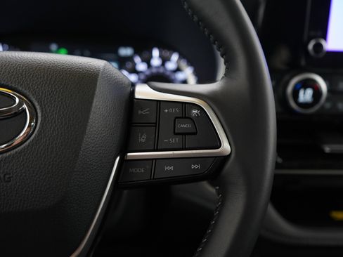 Used 2025 Toyota Highlander XLE AWD/4WD image 27