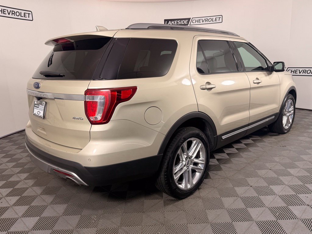 Used 2017 Ford Explorer XLT w/ Equipment Group 202A AWD/4WD image 6