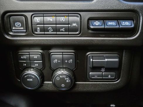 Used 2023 Chevrolet Suburban Premier w/ Advanced Technology Package image 16