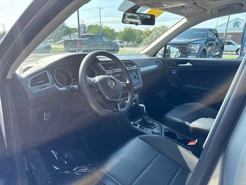 Used 2021 Volkswagen Tiguan SE w/ Panoramic Sunroof Package AWD/4WD image 9