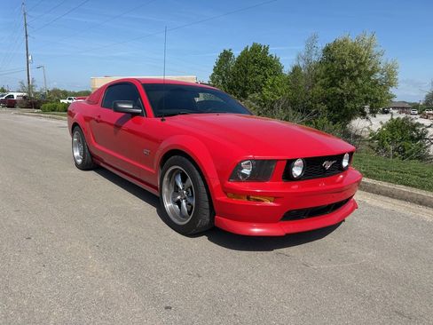 Used 2005 Ford Mustang GT RWD image 2