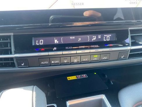 Used 2025 Toyota Sienna XSE FWD image 25