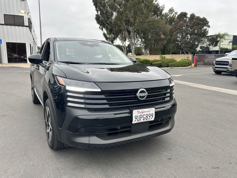 Used 2025 Nissan Kicks SV FWD image 1
