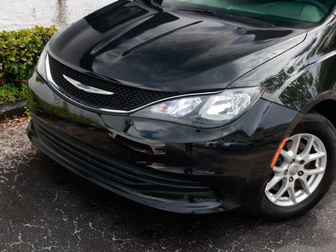 Used 2017 Chrysler Pacifica LX image 31