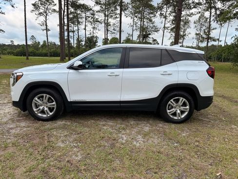 Used 2024 GMC Terrain SLE FWD image 2