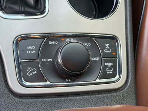 Used 2020 Jeep Grand Cherokee Overland AWD/4WD image 35
