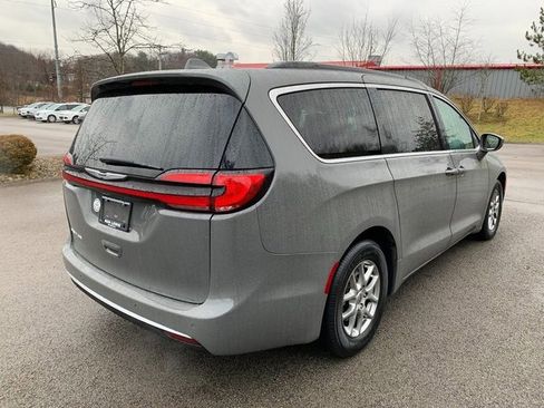 Used 2021 Chrysler Pacifica Touring image 7