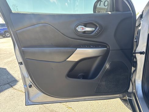 Used 2019 Jeep Cherokee Limited AWD/4WD image 13