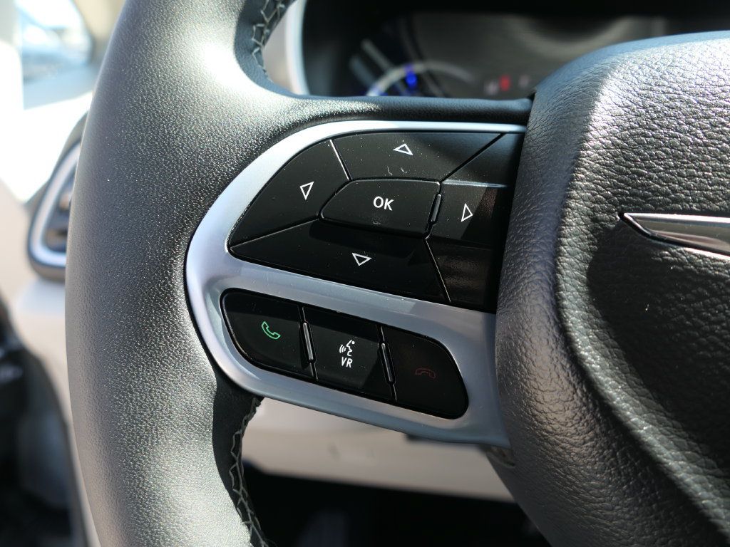 Certified 2023 Chrysler Pacifica Touring-L FWD image 15