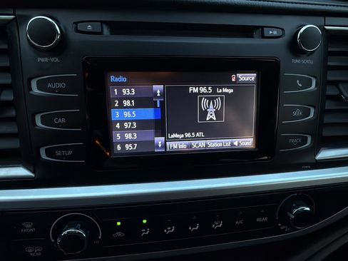 Used 2019 Toyota Highlander LE image 28