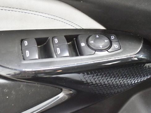 Used 2025 Chevrolet Trax LT w/ LT Convenience Package FWD image 19