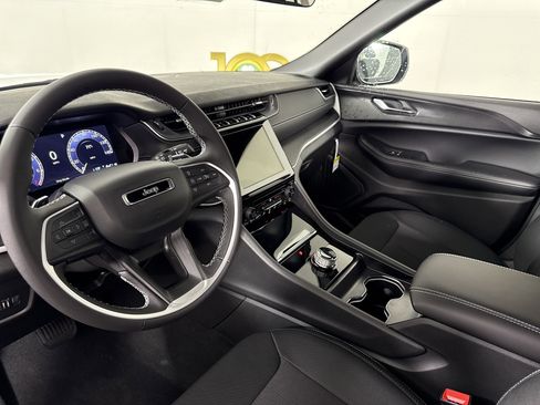 New 2025 Jeep Grand Cherokee L Laredo image 24