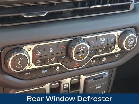 Used 2024 Jeep Wrangler Unlimited Sahara w/ Technology Group AWD/4WD image 16