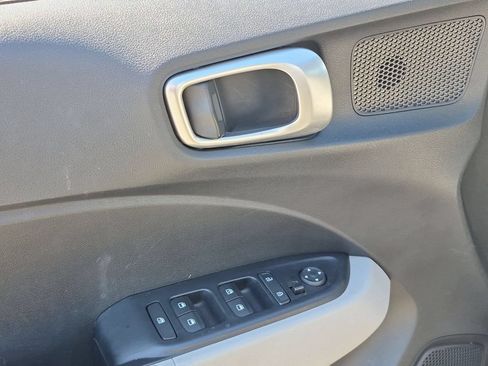 Used 2025 Hyundai Venue SEL FWD image 13