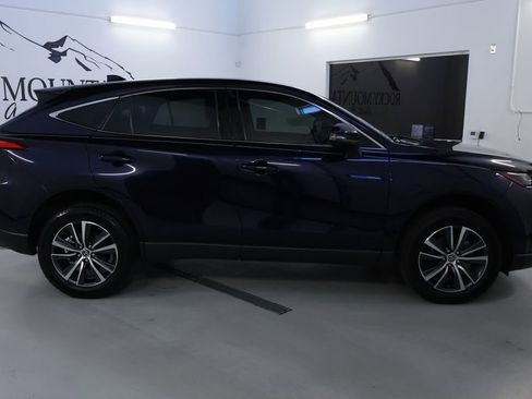 Used 2022 Toyota Venza LE image 8