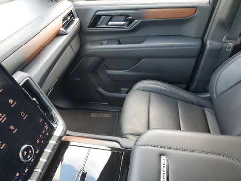 Used 2025 GMC Yukon Denali RWD image 29