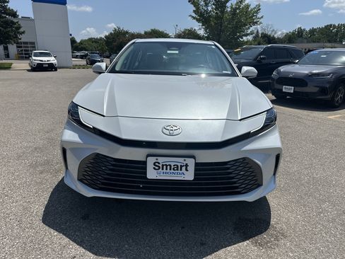 Used 2025 Toyota Camry XLE AWD/4WD image 8