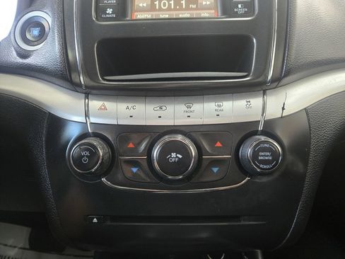 Used 2018 Dodge Journey SXT image 21