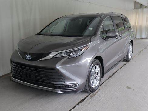 Used 2024 Toyota Sienna Platinum AWD/4WD image 24
