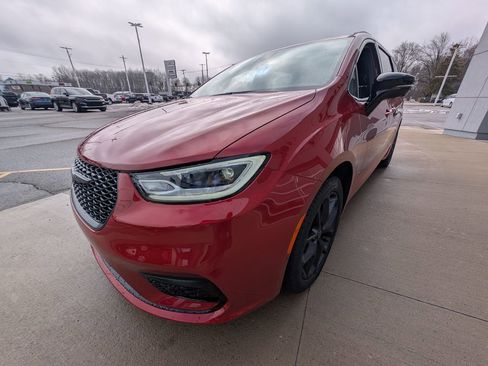 New 2026 Chrysler Pacifica Limited image 8