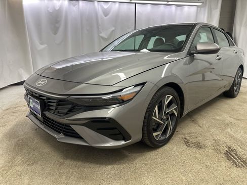 Used 2025 Hyundai Elantra SEL image 1