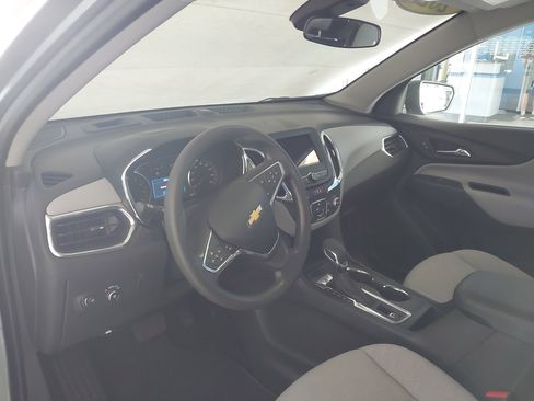 Used 2023 Chevrolet Equinox LS w/ LS Convenience Package image 2