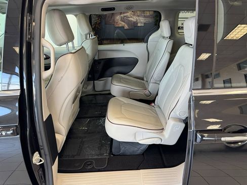 Used 2019 Chrysler Pacifica Limited image 42