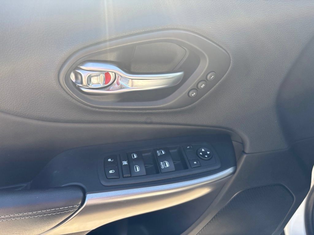 Used 2019 Jeep Cherokee Limited AWD/4WD image 10