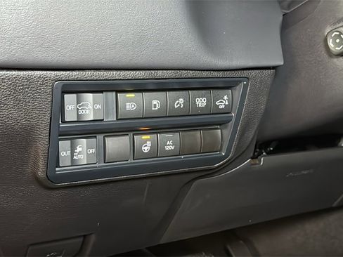 Used 2025 Toyota Sequoia Platinum image 32