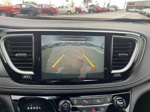 Used 2025 Chrysler Pacifica Select image 27