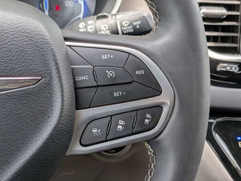 Used 2024 Chrysler Pacifica Touring-L FWD image 29