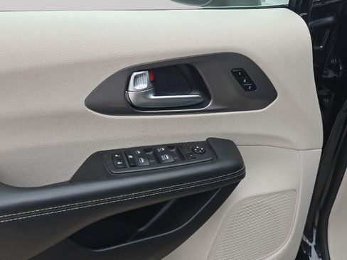 Used 2023 Chrysler Pacifica Touring-L FWD image 10