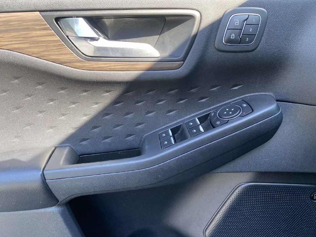 Used 2020 Ford Escape Titanium AWD/4WD image 17