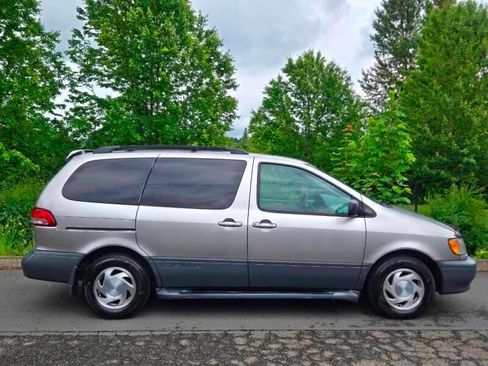 Used 2001 Toyota Sienna XLE image 7