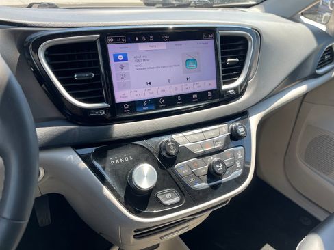 Used 2024 Chrysler Pacifica Touring-L FWD image 21