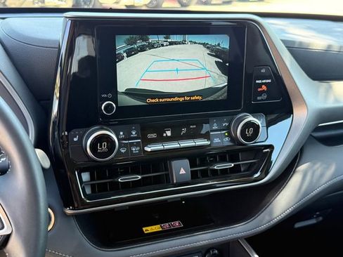 Used 2025 Toyota Highlander XLE FWD image 14