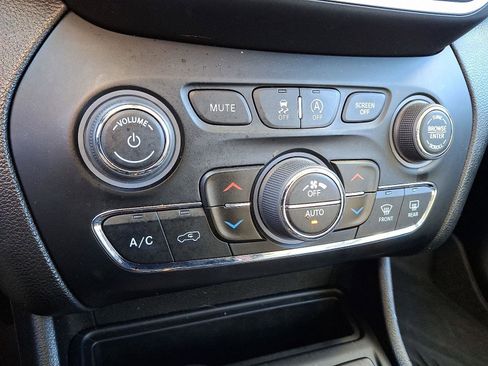 Used 2023 Jeep Cherokee Altitude Lux image 15