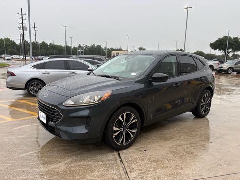 Used 2022 Ford Escape SE w/ SE Sport Appearance Package FWD image 4