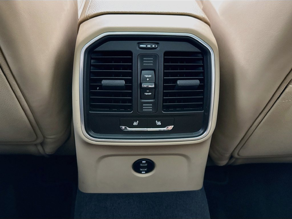 Certified 2025 Porsche Macan AWD/4WD image 27