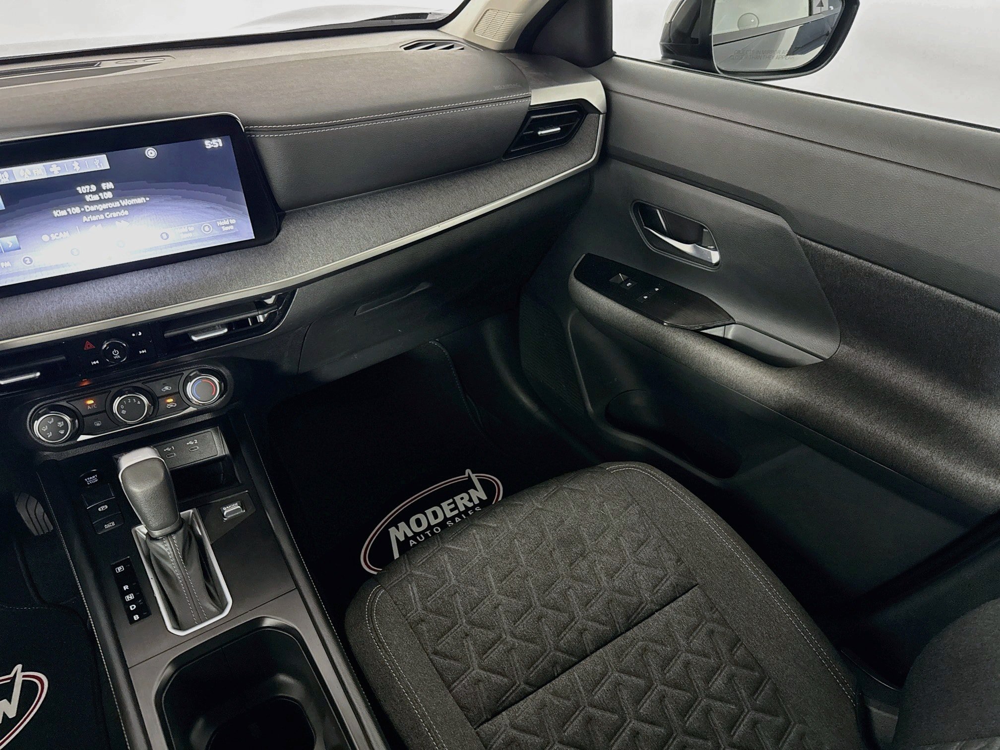 Used 2025 Nissan Kicks SV AWD/4WD image 32