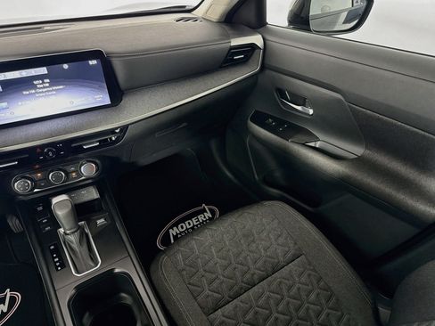 Used 2025 Nissan Kicks SV AWD/4WD image 32