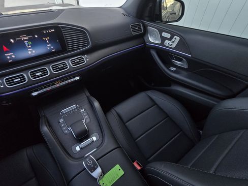 Used 2024 Mercedes-Benz GLS 450 4MATIC image 3