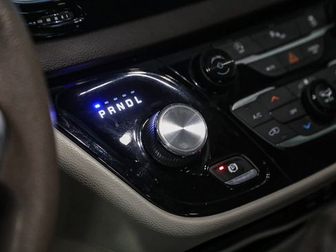 Used 2019 Chrysler Pacifica Touring image 21