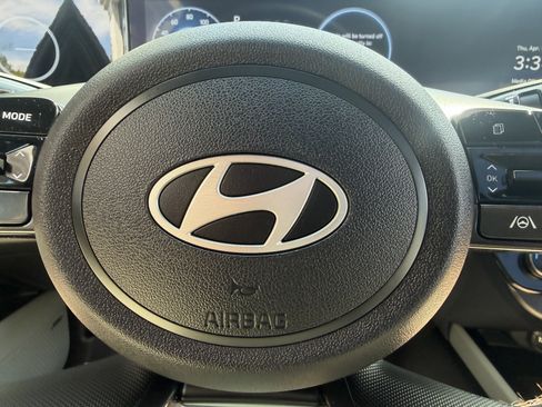 Certified 2025 Hyundai Elantra Limited FWD image 29