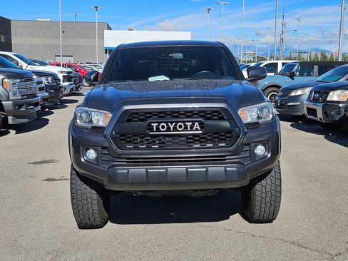 Used 2019 Toyota Tacoma TRD Off-Road w/ TRD Premium Off Road Package AWD/4WD image 9
