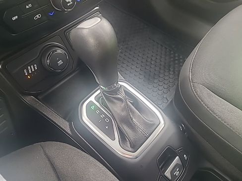 Used 2023 Jeep Renegade Latitude w/ Premium Group image 21