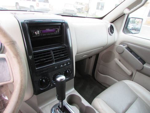Used 2006 Ford Explorer XLT AWD/4WD image 18