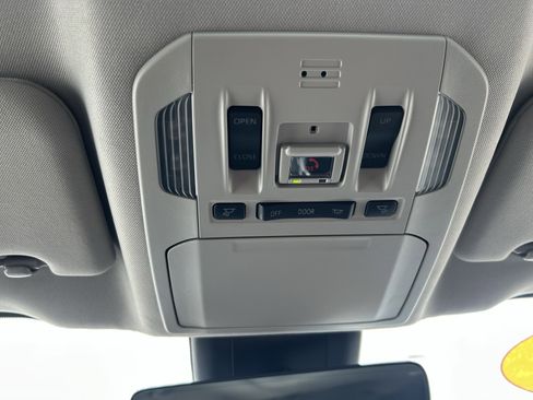 Used 2023 Toyota Highlander XLE AWD/4WD image 39